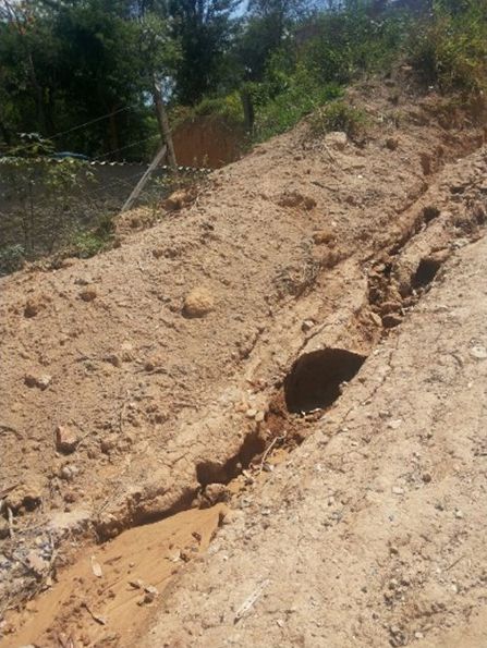 situacao problema-vala resultado da erosao na rua.jpg